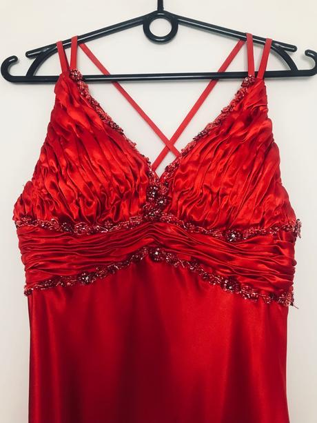 Krásne červené šaty s prehozom, s