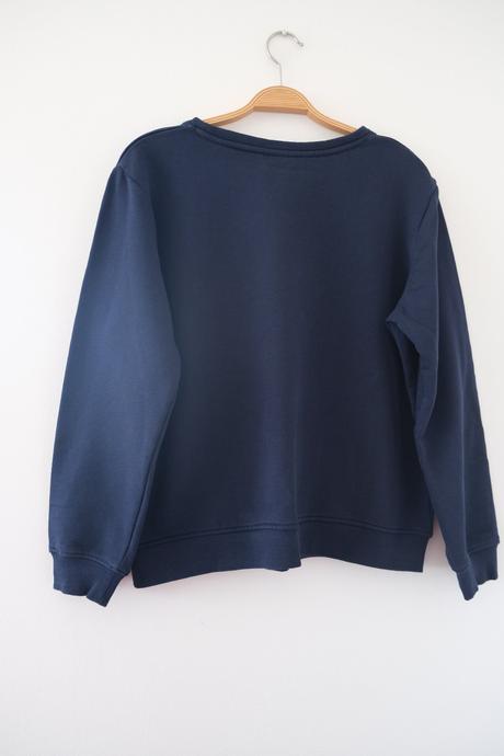 Tmavomodrá mikina, 40