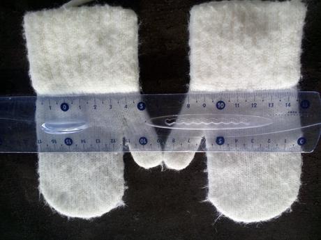 Biele rukavicky so snurkou, 74