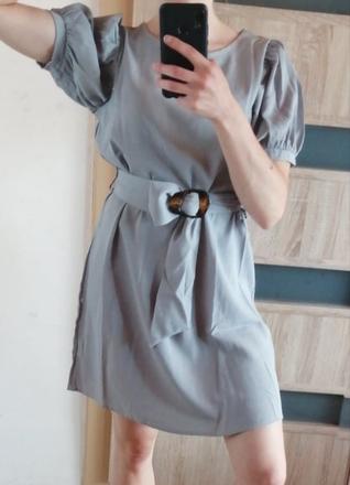 Sivé šaty s opaskom, s