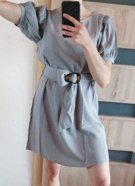 Sivé šaty s opaskom, s