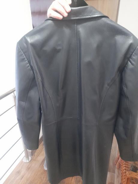 Čierný kožený kabát, 42