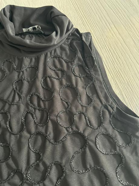 Čierny top s trblietavou plastickou aplikáciou, s