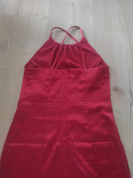 Červené saténové saty, 36