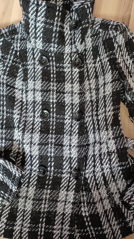 Čierno-biely krátky prechodný kabát, l