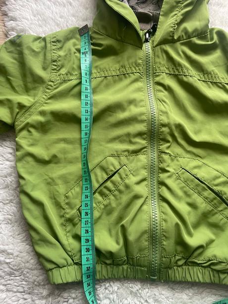Tenka zelenkasta bunda s kapucnou,