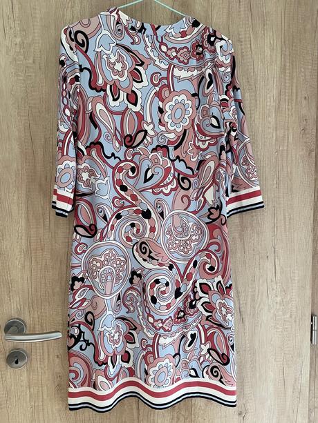 Vzorované šaty, 36