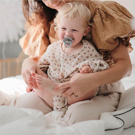 Klip mushie cleo na cumlík white,
