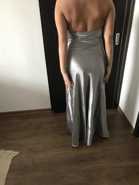 Strieborne spoločenské šaty, l