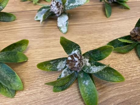 Lístočky zasnežené so šiškou 7 ks ( sada ), 