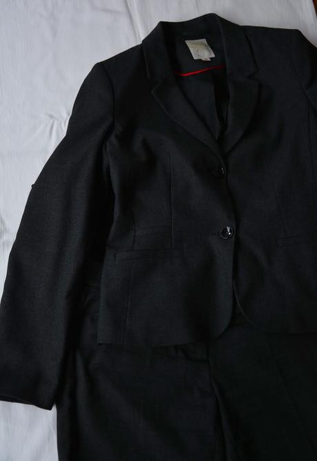 Kvalitný antracitový kostým s mini vzorom, s.oliver,36