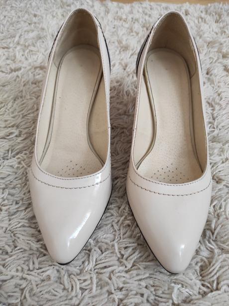 Béžové lesklé lodičky s čiernym pásikom, 38