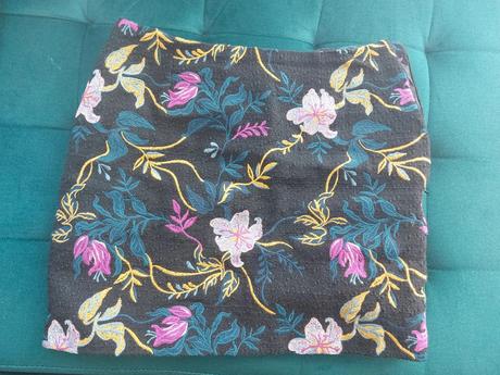 Minisukňa s výšivkou medicine veľkosť l, l