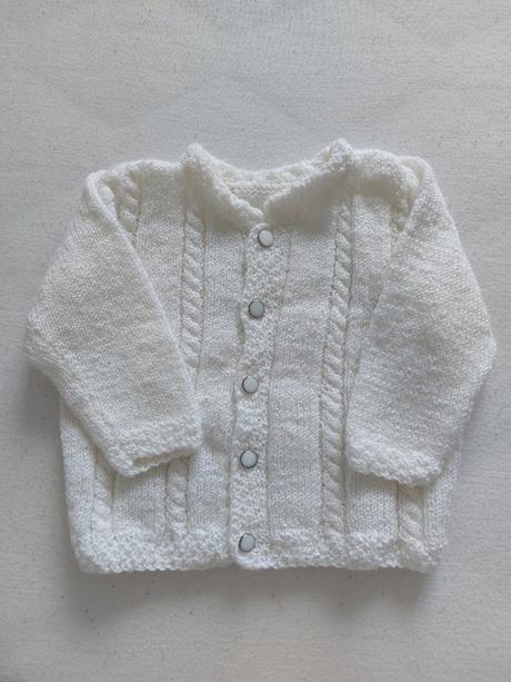 Ručne robeny biely svetrik, 62