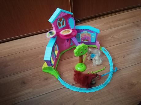 Pet parade stajna s konikmi,