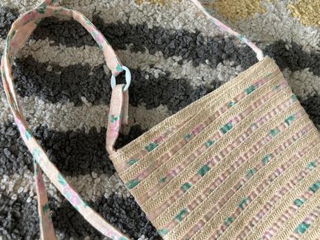 Malá slamená kabelka, 