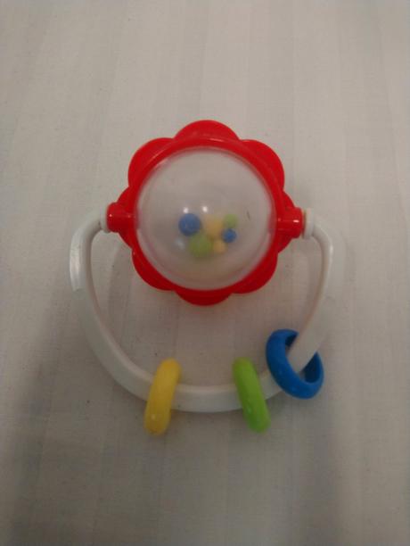 Farebná hrkálka kvetina s guličkami v strede, 9 cm, 