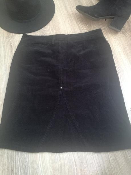 Čierna menčestrová sukňa, m