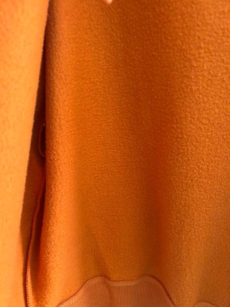 Oranzova mikina, l
