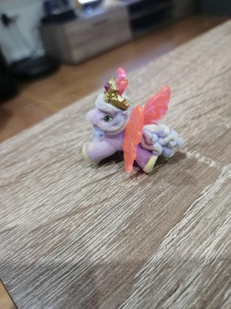 Mini poníky s krídlami a korunkou,