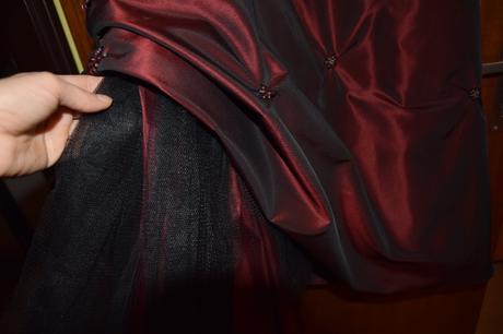 Krásne šaty bordovej farby, vyšívaný vrchný diel, 42