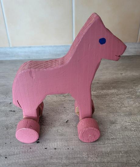 Drevený koník na kolieskach  - rúžový, 