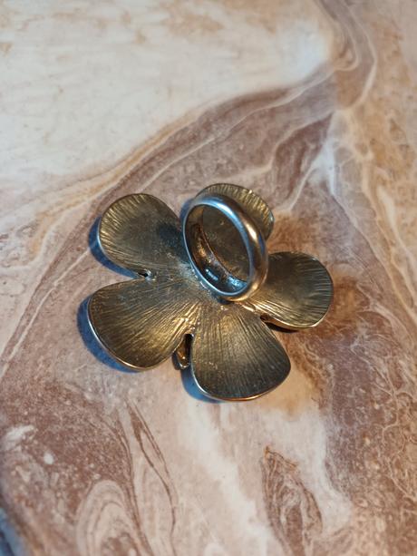 Extravagantný prsteň, 