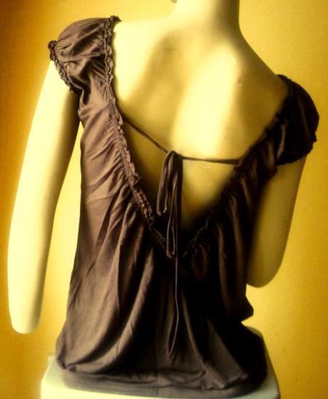 Tričko so zlatou aplikáciou a sexi zadným dielom, 42