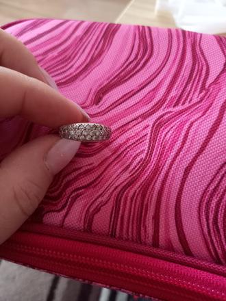 Strieborný prsteň s kamienkami,