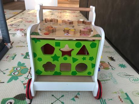 Small foot drevené chodítko medvedík, 