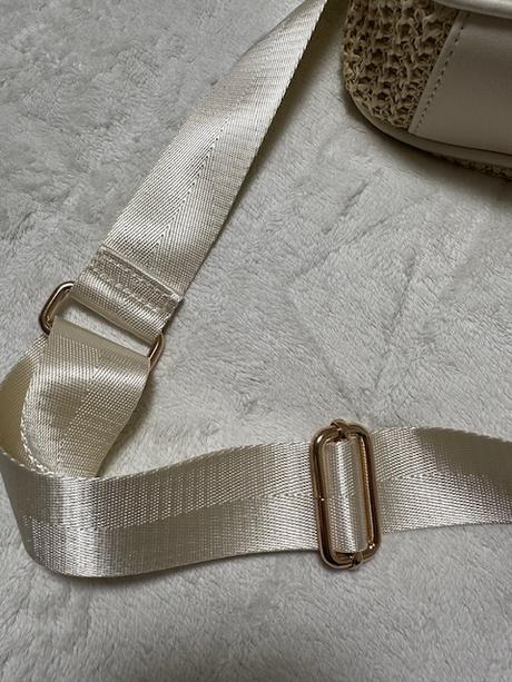 Malá béžová kabelka na plece,