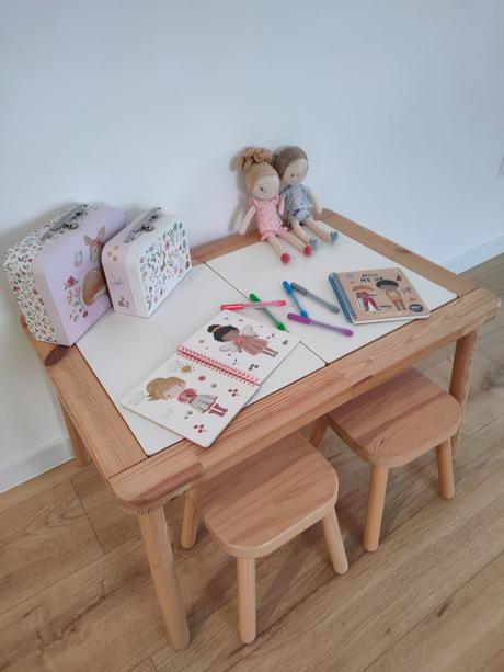 Flisat detský stolík 83x58 cm so stolickami, 