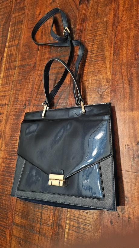 Tmavomodrá kabelka,