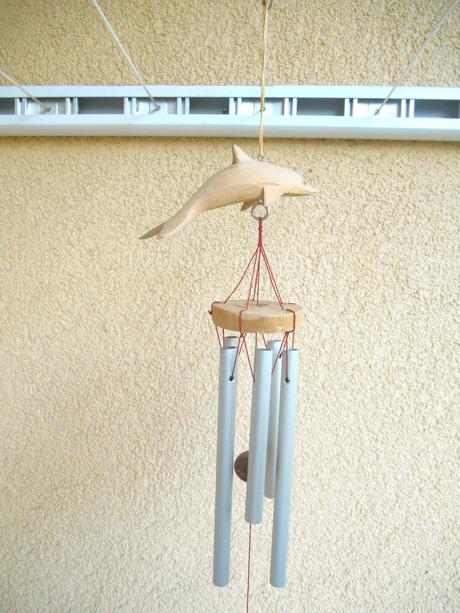 Zvonkohra s delfínmi,