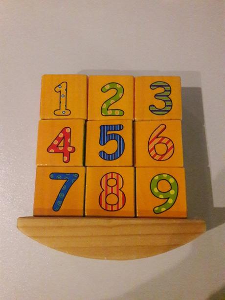 Kocky na drevenom podstavci,