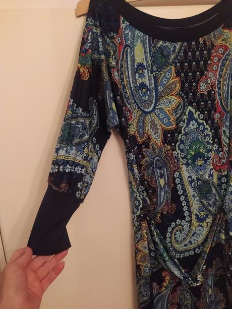 Butikové šaty s prestrihmi na pleciach, 42