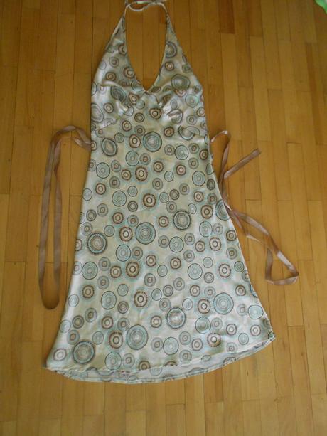 Saténové šaty, 40