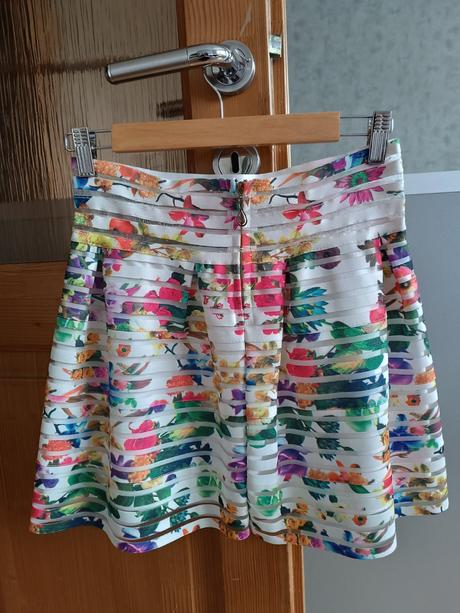 Kvetovaná sukňa, s