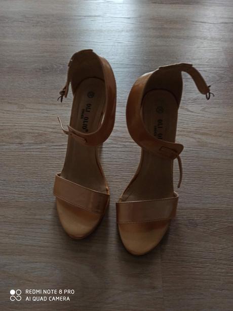 Zlaté sandálky, 39