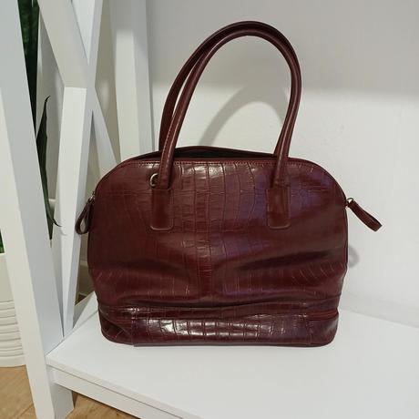 Bordová lesklá kabelka do ruky,