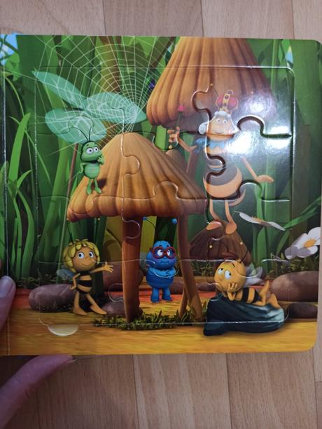 Kniha s puzzle včielka mája,