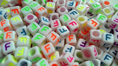 Písmenka neónové f,