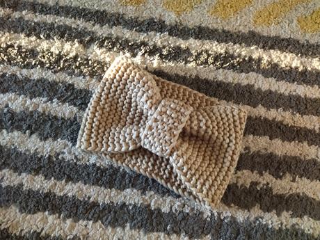 Béžová čelenka, s