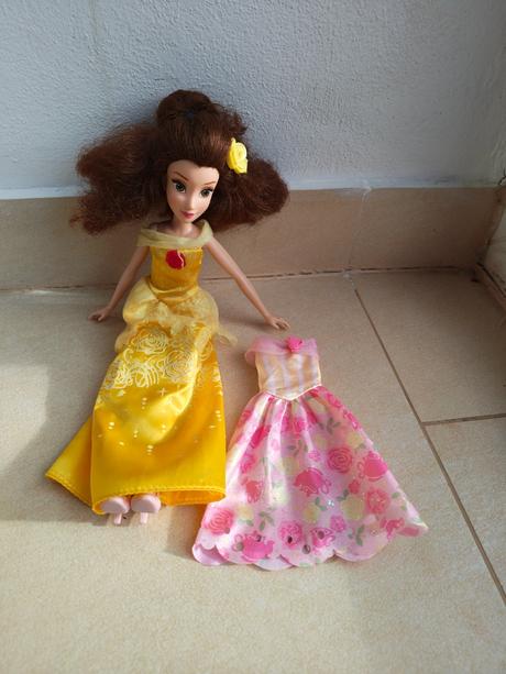 Bábika s náhradnými šatami, 