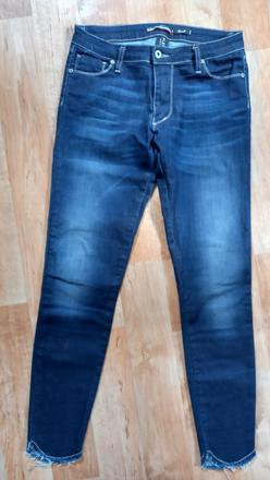 Dámske džínsy please, 28