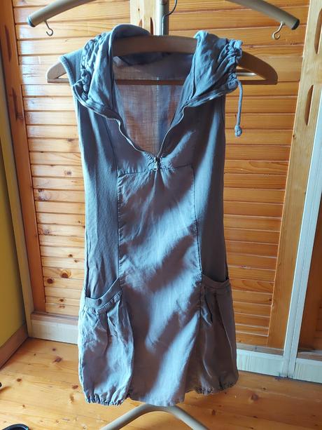 Hnedé letné šaty s kapsami, s