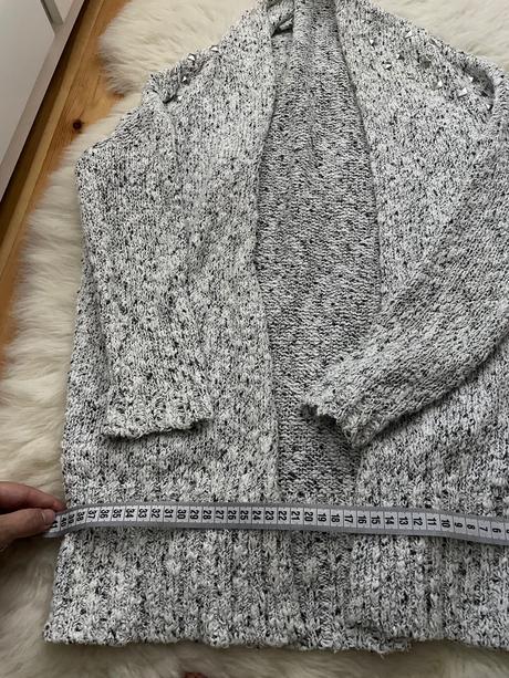 Svetrik s kovovymi komponentmi, 