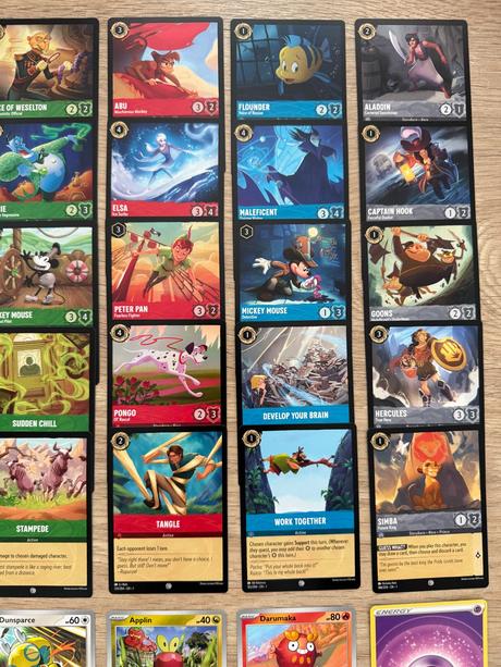 Pikachu kufrík a karty pokémon a lorcana,