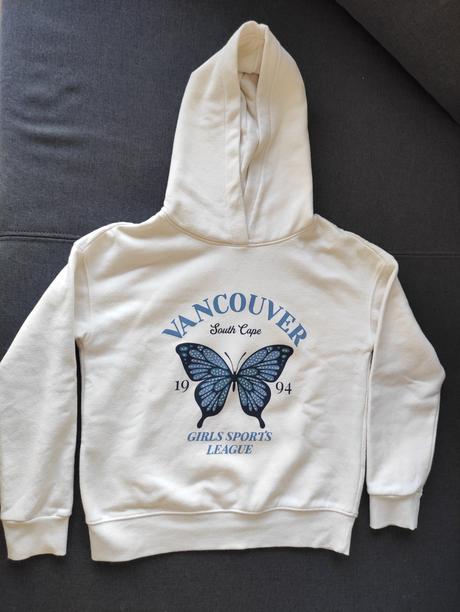 Mikina s trblietavym motylom, c&a,152