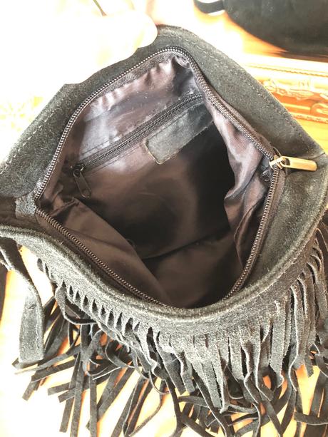 Kožená strapcová kabelka v čiernom,